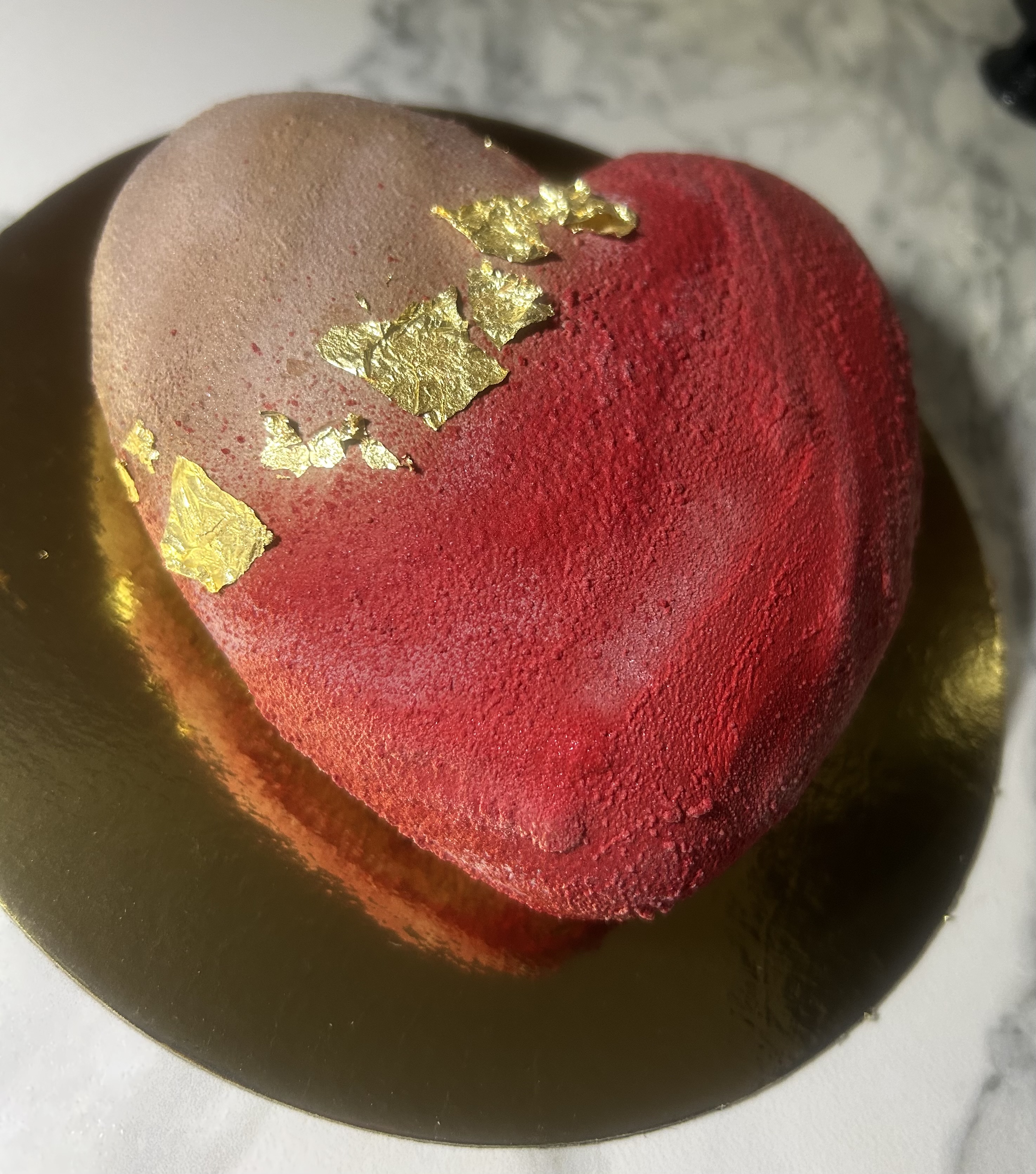Cœur mousse chocolat noir,  insert caramel et croustillant praliné